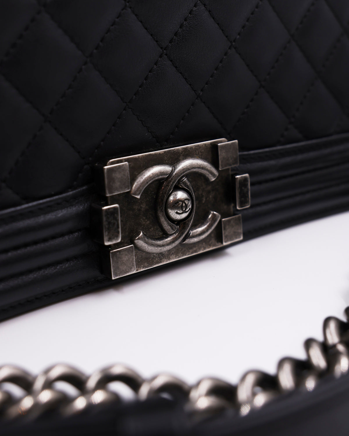CHANEL Boy Medium schwarz SHW antik mit antikem Verschluss und schwarzer Rautensteppung