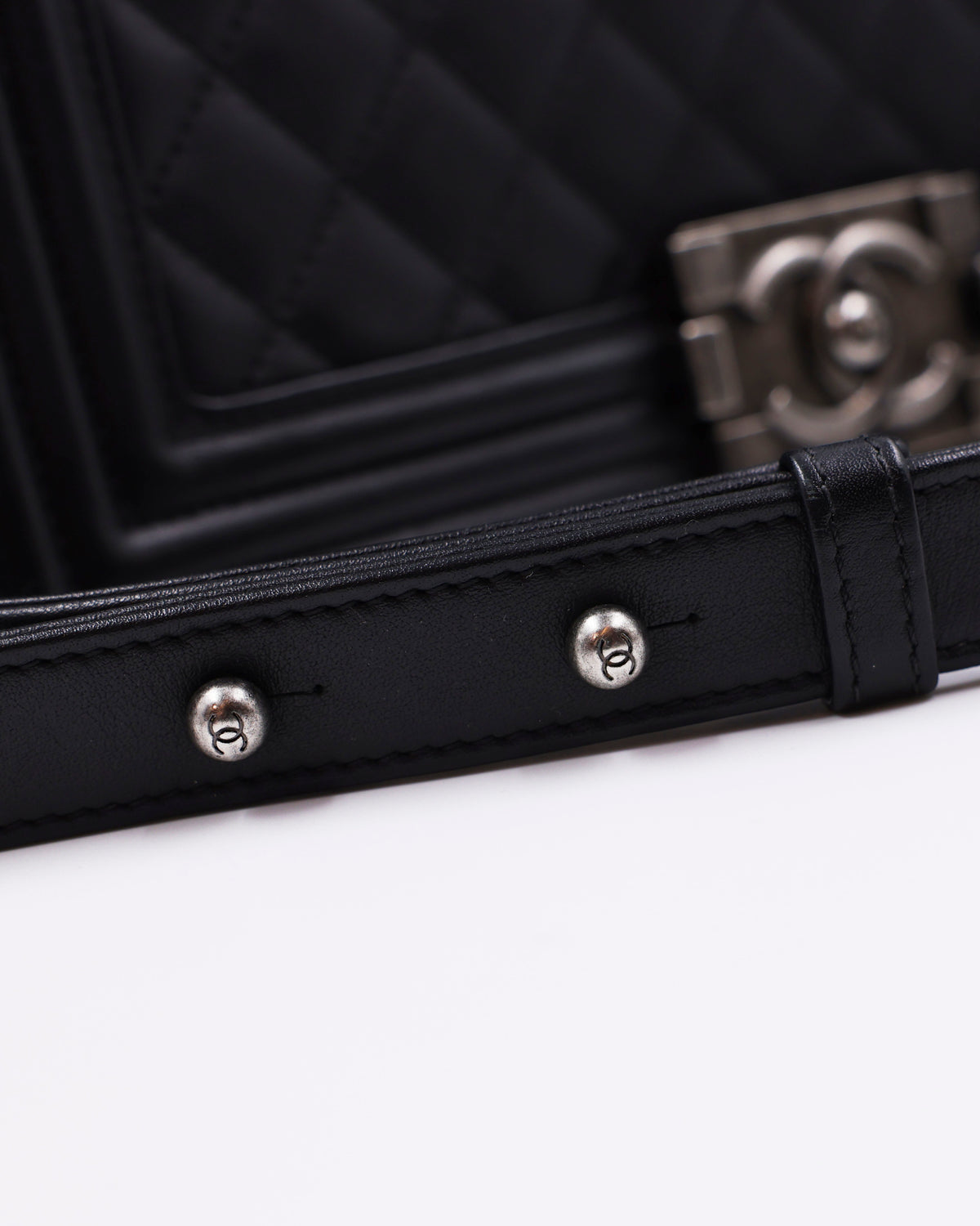 CHANEL Boy Medium schwarz SHW antik Detailansicht von Verschluss und Innenfach der Designerhandtasche