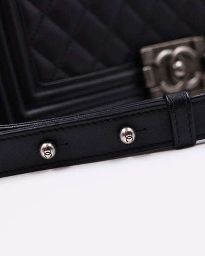 CHANEL Boy Medium schwarz SHW antik Detailansicht von Verschluss und Innenfach der Designerhandtasche