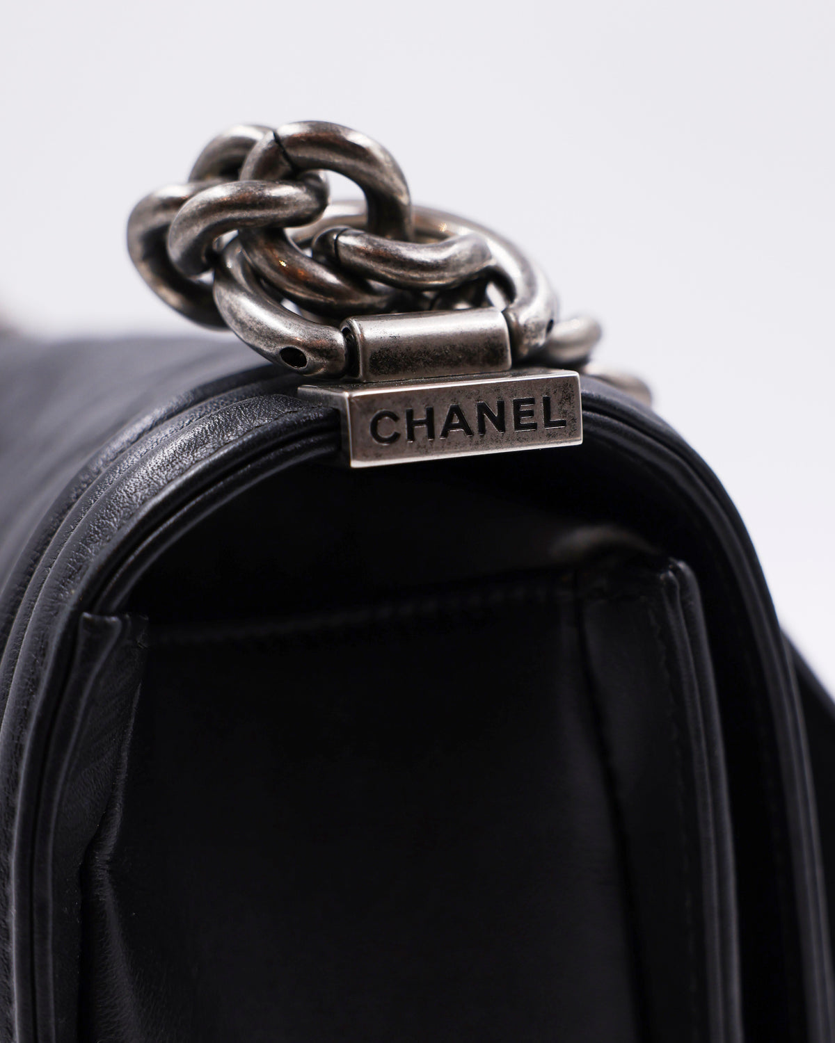 CHANEL Boy Medium schwarz SHW antik schwarze Designerhandtasche mit antikem silberfarbenem Kettenhenkel