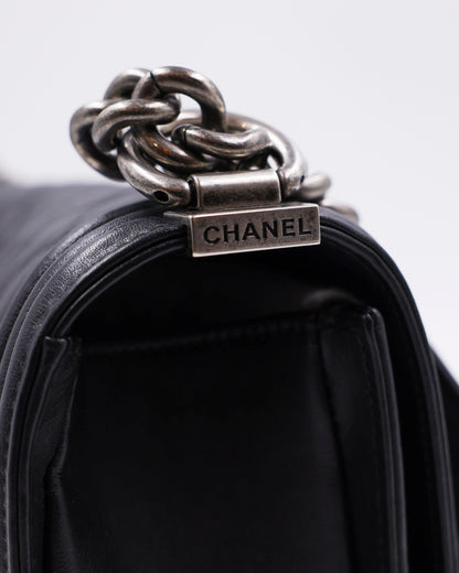 CHANEL Boy Medium schwarz SHW antik schwarze Designerhandtasche mit antikem silberfarbenem Kettenhenkel