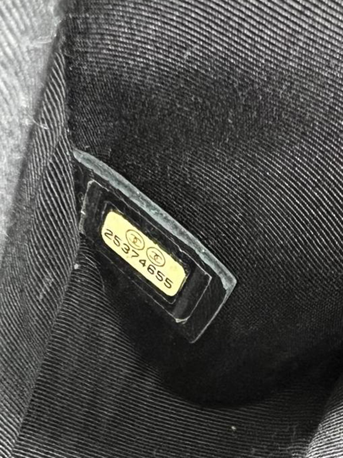CHANEL Boy Medium schwarz SHW antik Innenansicht mit Seriennummernaufkleber
