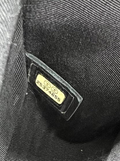 CHANEL Boy Medium schwarz SHW antik Innenansicht mit Seriennummernaufkleber