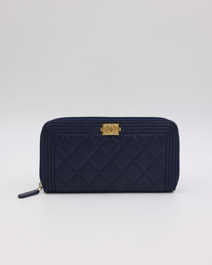 CHANEL Boy Wallet dunkelblau GHW