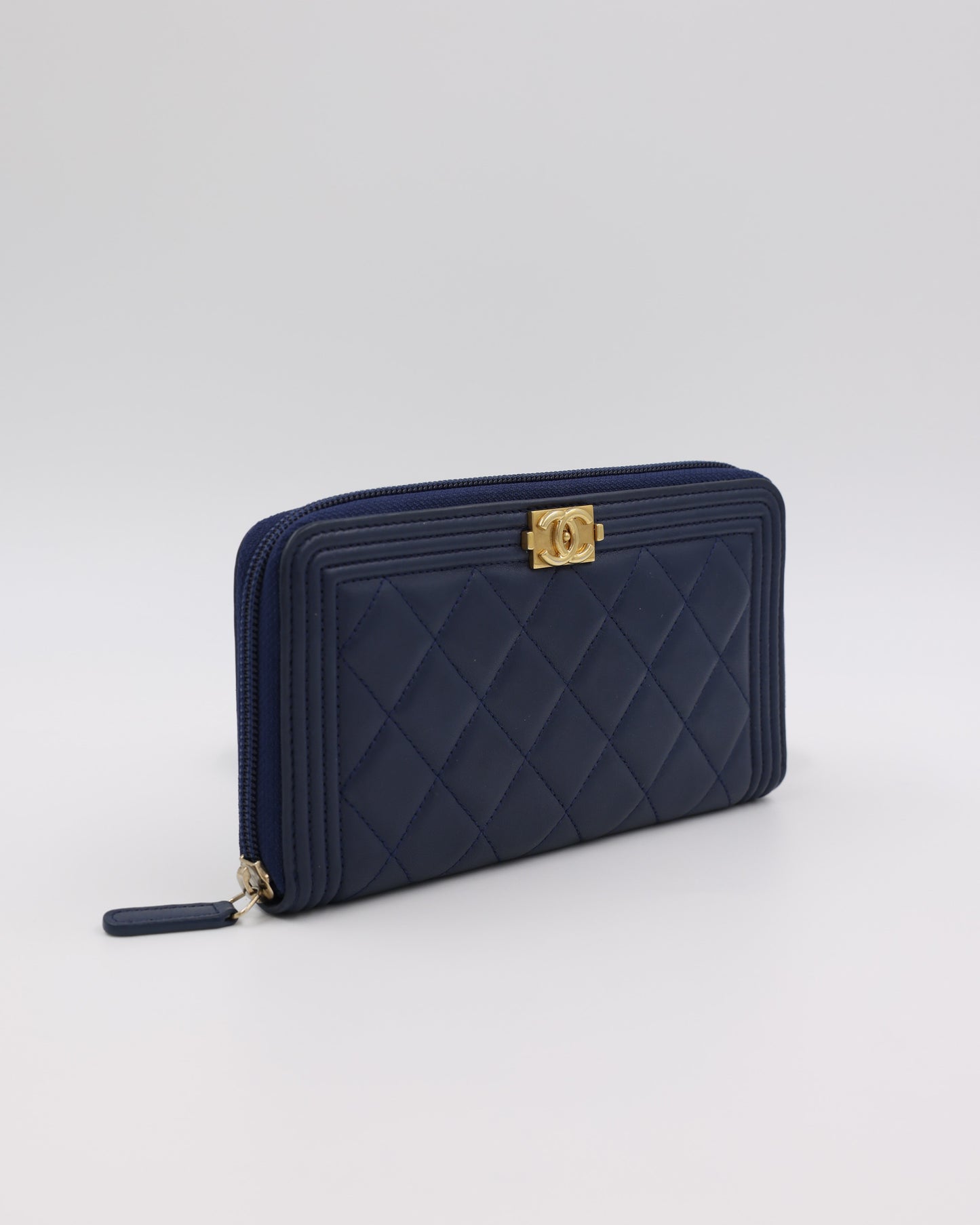 CHANEL Boy Wallet dunkelblau GHW
