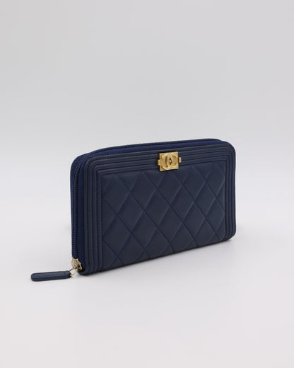 CHANEL Boy Wallet dunkelblau GHW