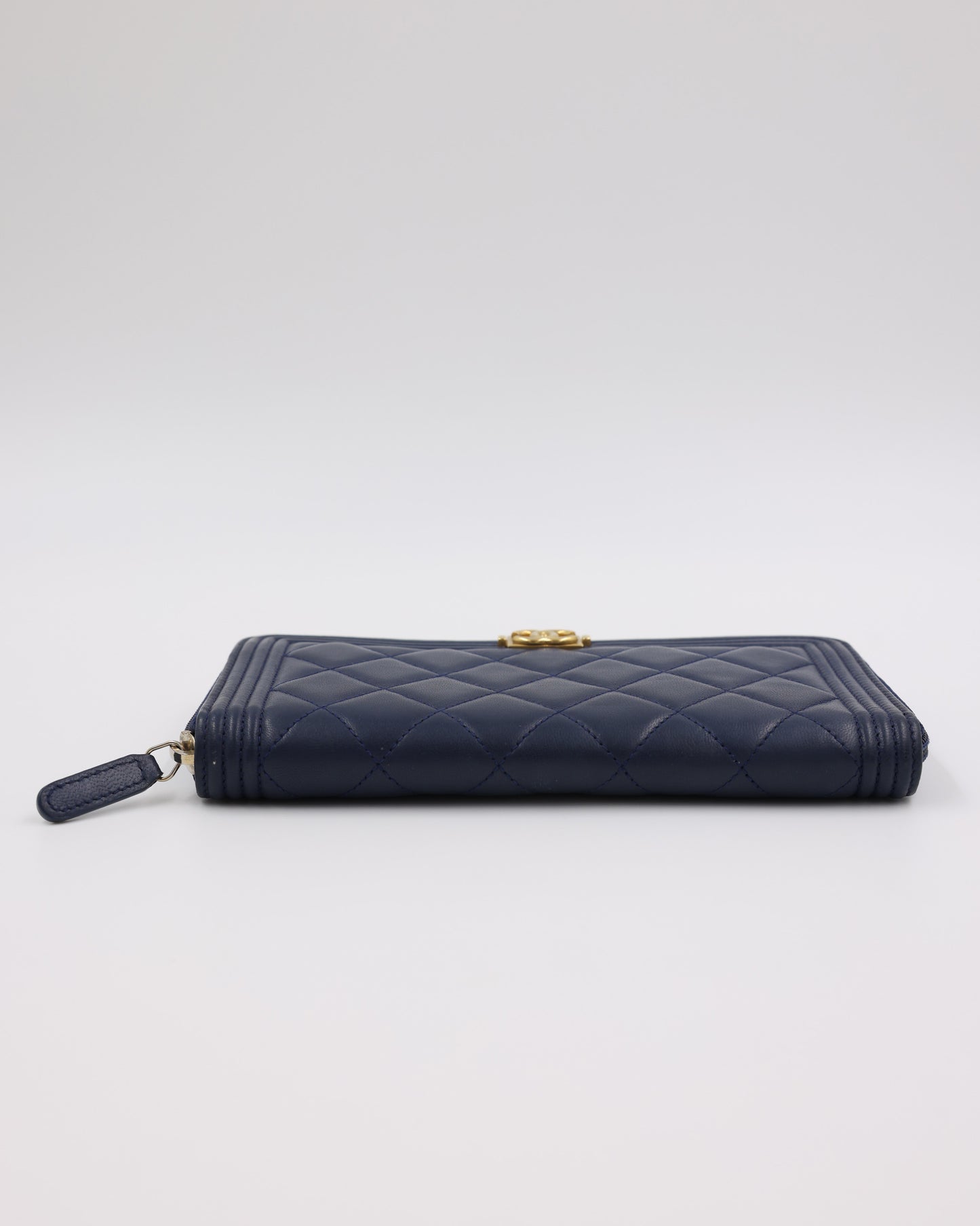 CHANEL Boy Wallet dunkelblau GHW