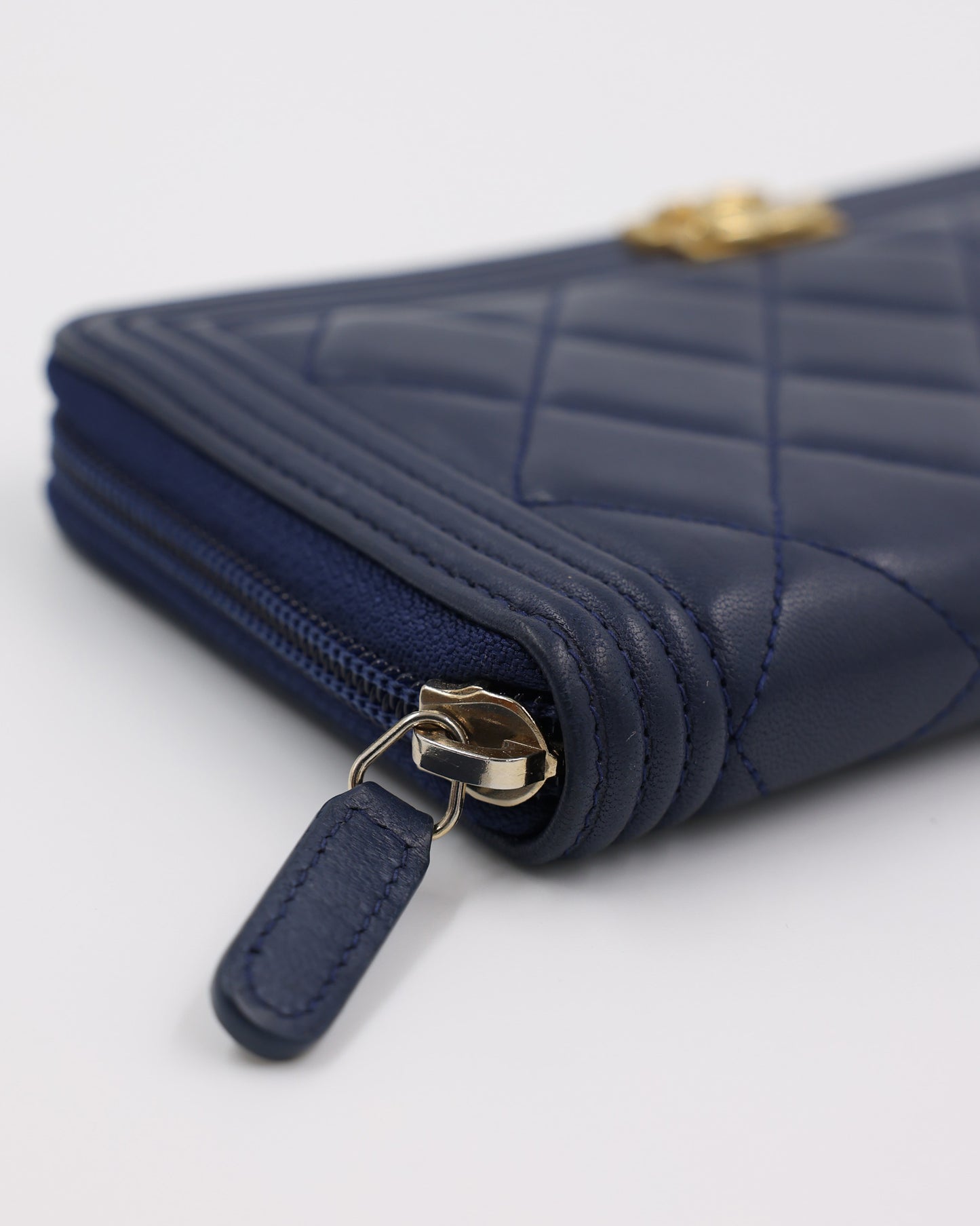 CHANEL Boy Wallet dunkelblau GHW
