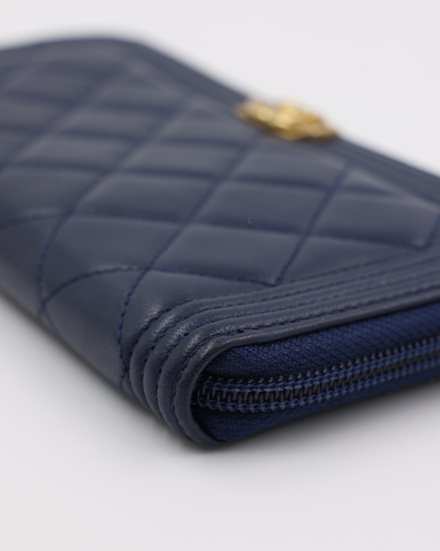 CHANEL Boy Wallet dunkelblau GHW
