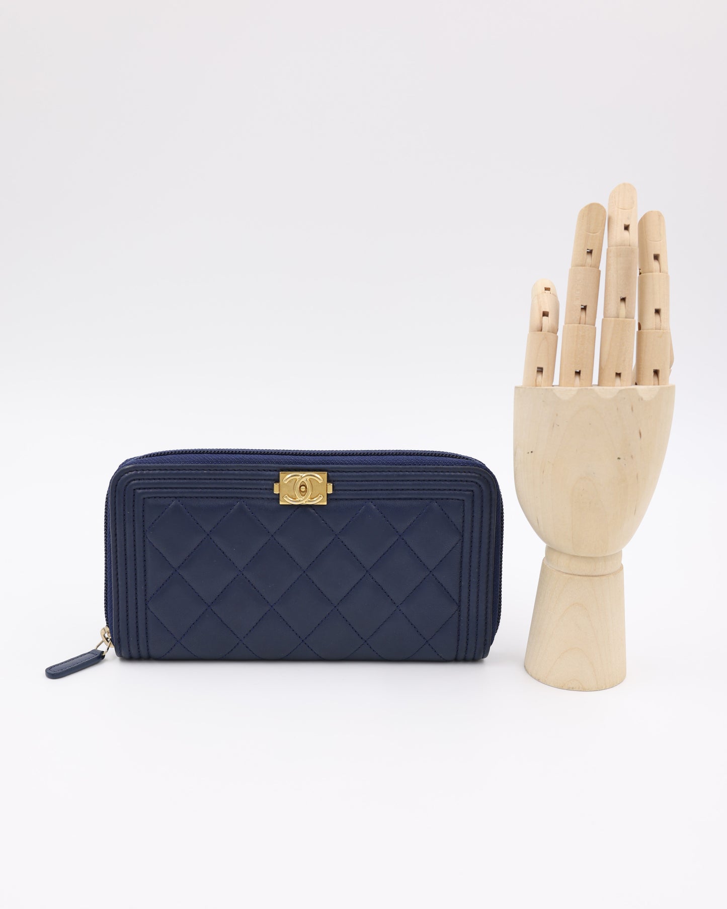 CHANEL Boy Wallet dunkelblau GHW