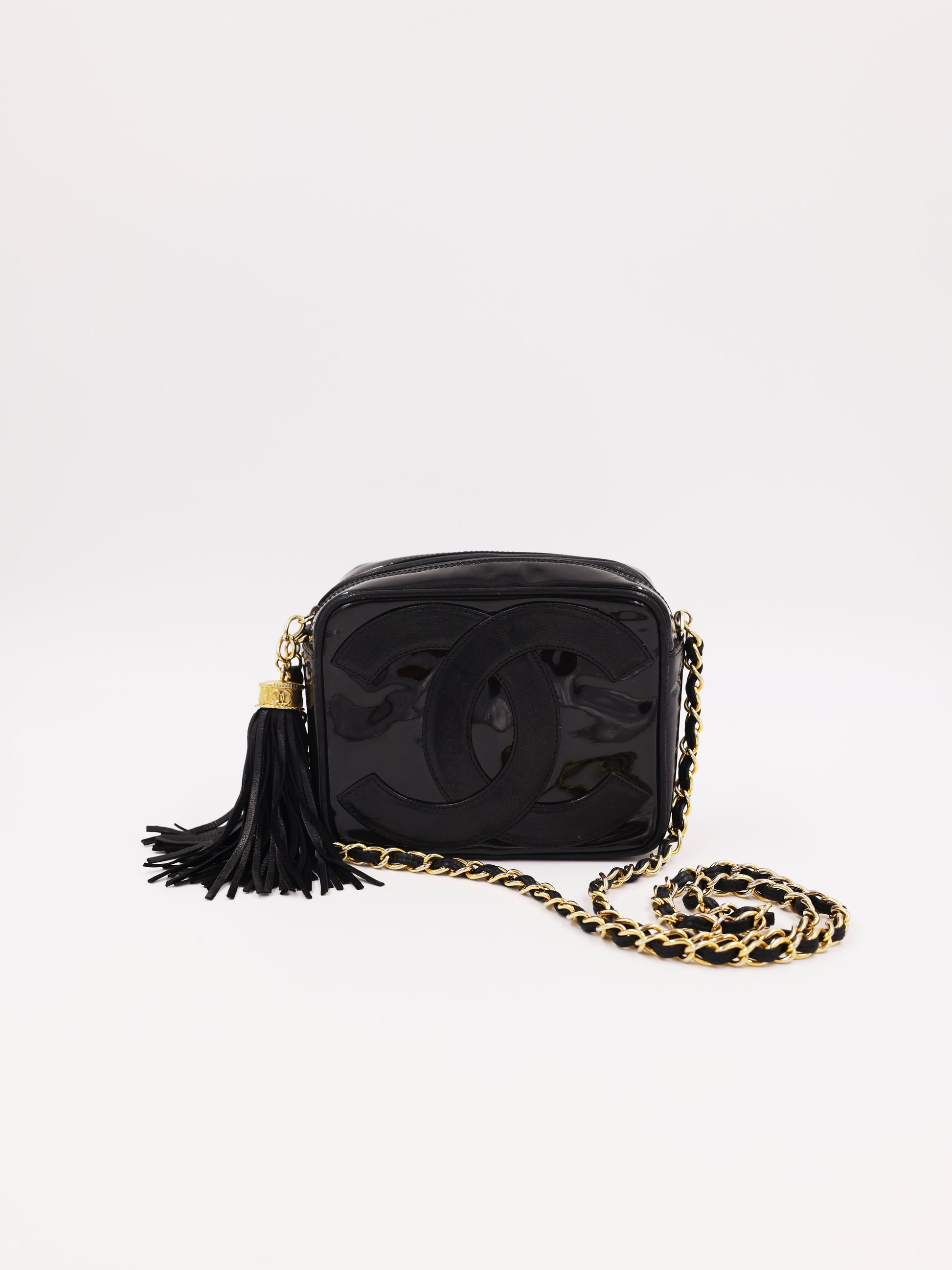 CHANEL Camera Bag schwarz GHW aus glänzendem schwarzem Leder mit Kettenriemen und Quaste