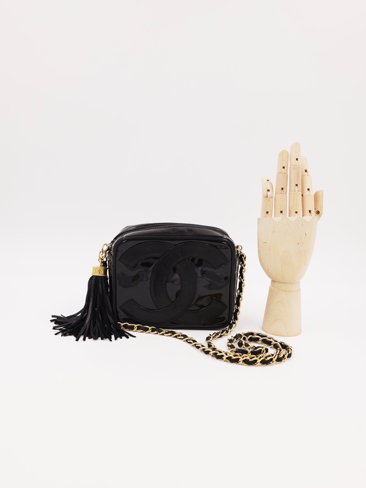 CHANEL Camera Bag schwarz GHW schwarze Lackledertasche mit goldener Kette und Quaste