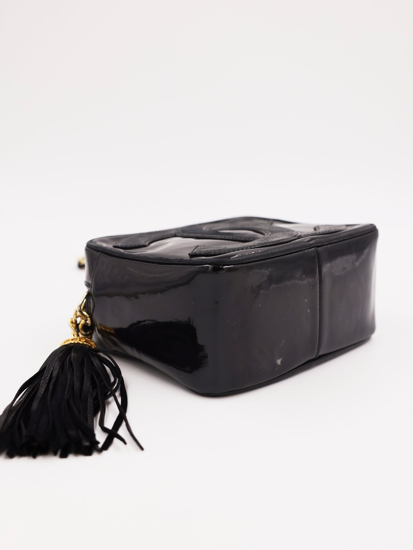 CHANEL Camera Bag schwarz GHW, glänzende schwarze Handtasche mit goldenen Details und Quaste aus zweiter Hand