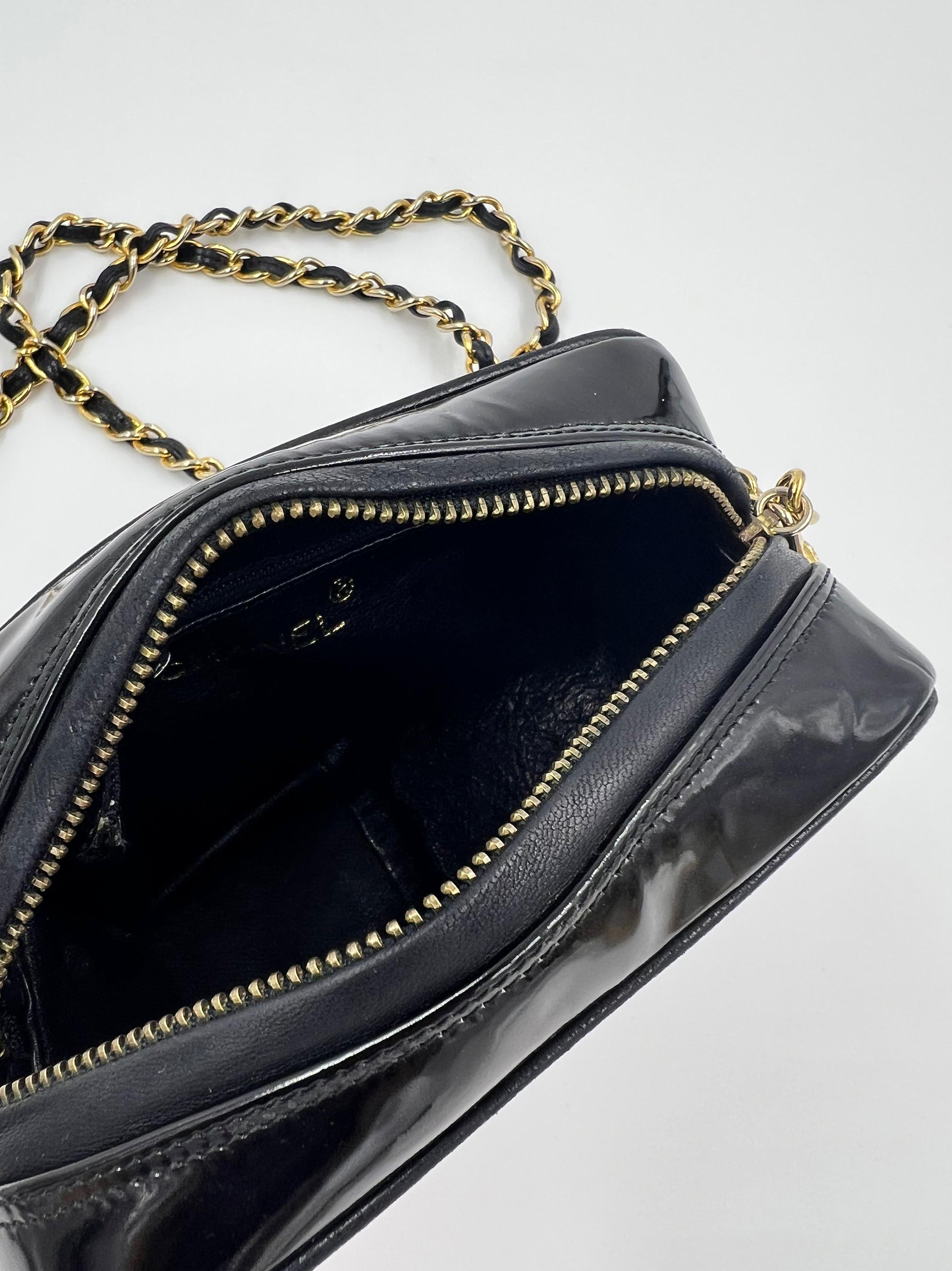 CHANEL Camera Bag schwarz GHW, schwarze Designerhandtasche mit goldfarbener Kette und offenem Reißverschluss