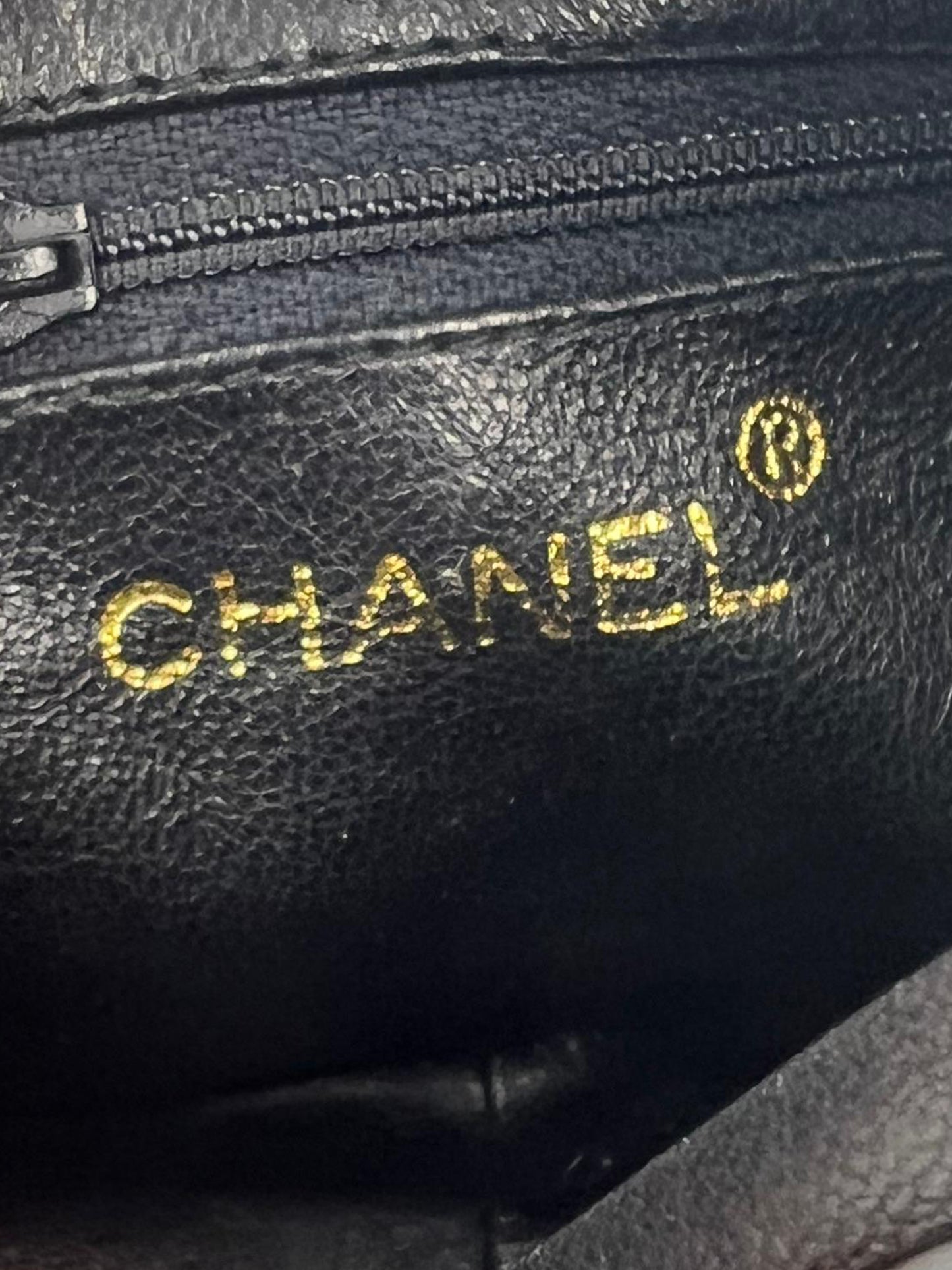 CHANEL Camera Bag schwarz GHW mit goldfarbenem Logo und Reißverschluss aus schwarzem Leder