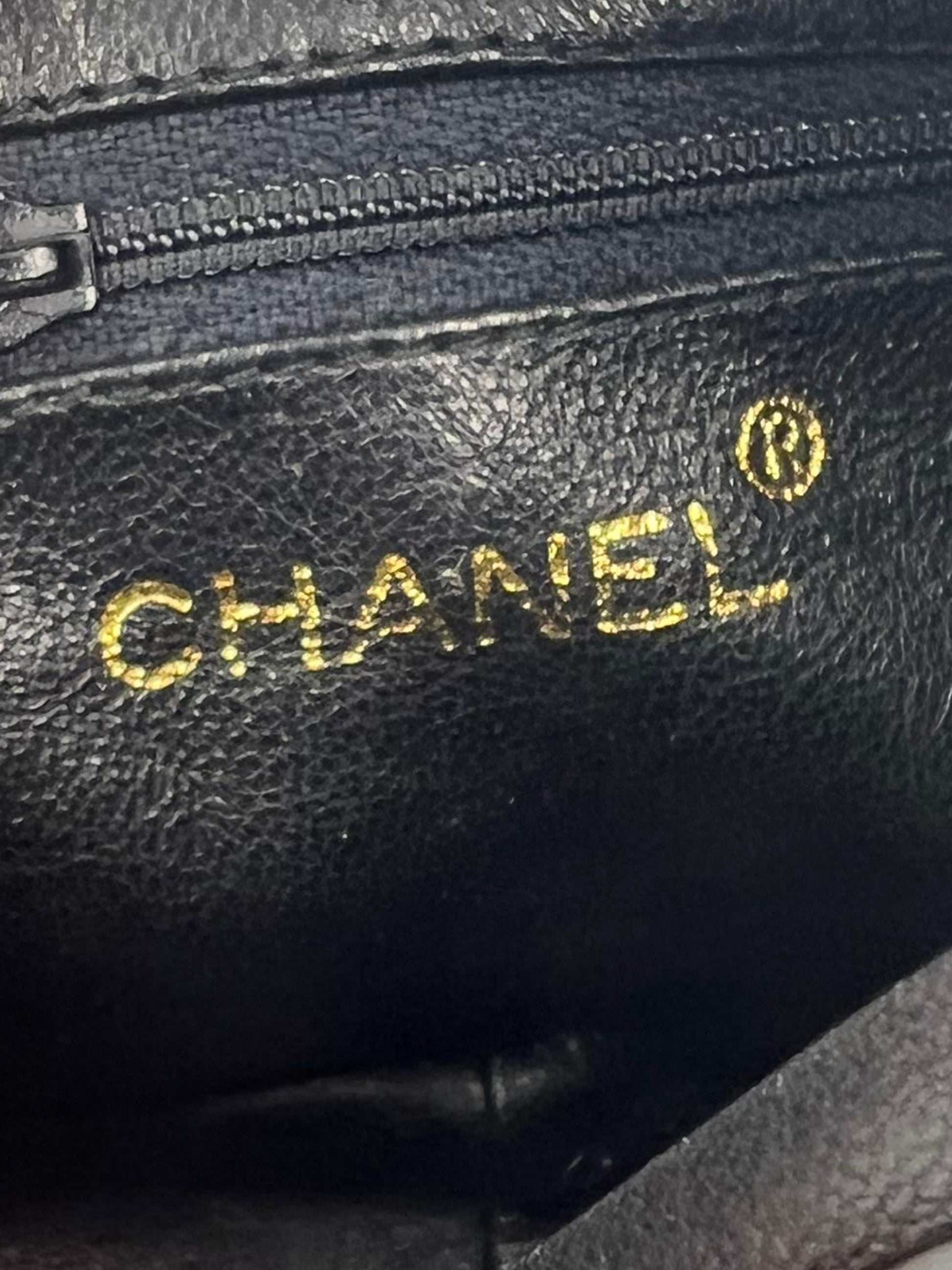CHANEL Camera Bag schwarz GHW mit goldfarbenem Logo und Reißverschluss aus schwarzem Leder