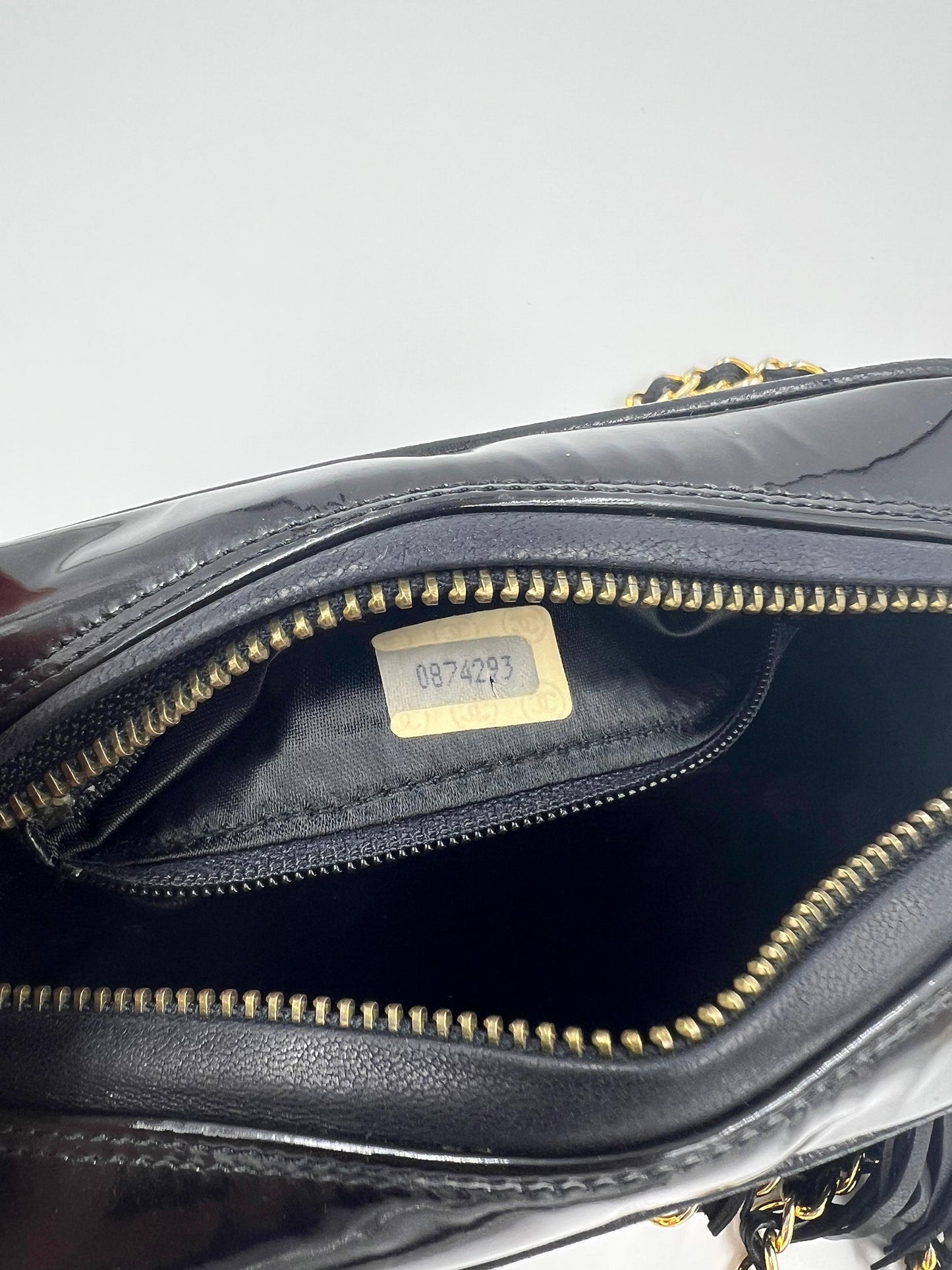 CHANEL Camera Bag schwarz GHW, schwarzes Leder und goldfarbene Details im Tascheninneren