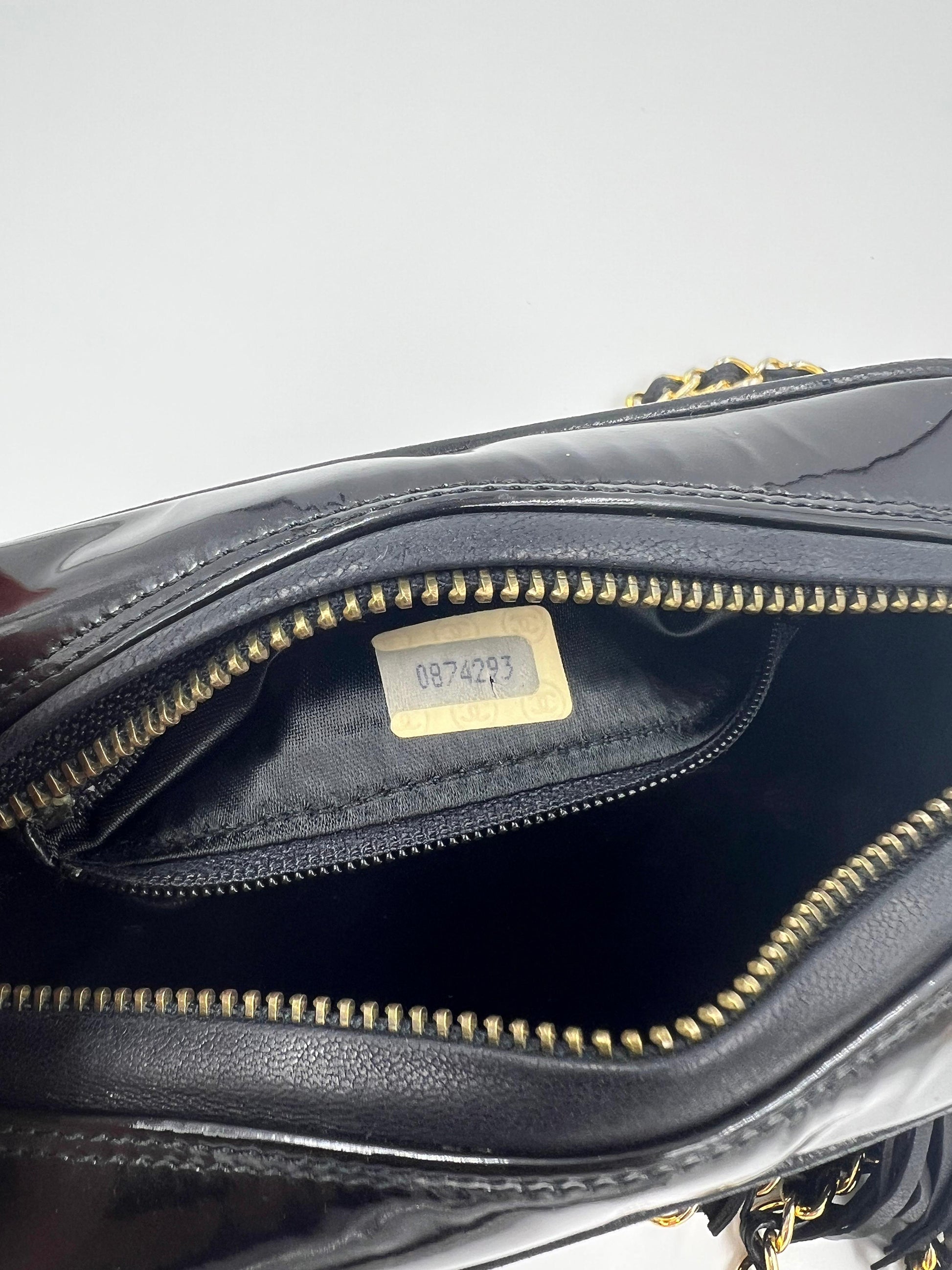 CHANEL Camera Bag schwarz GHW, schwarzes Leder und goldfarbene Details im Tascheninneren