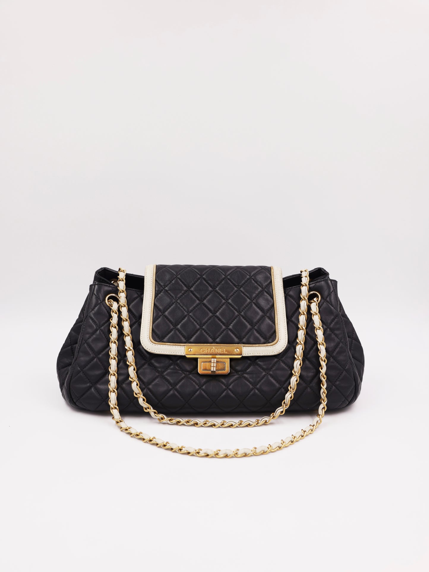 CHANEL 2.55 East West Flap Bag schwarz GHW, authentische Designerhandtasche aus zweiter Hand