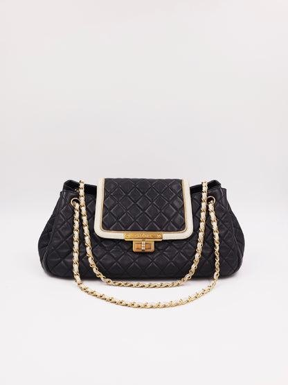CHANEL 2.55 East West Flap Bag schwarz GHW, authentische Designerhandtasche aus zweiter Hand