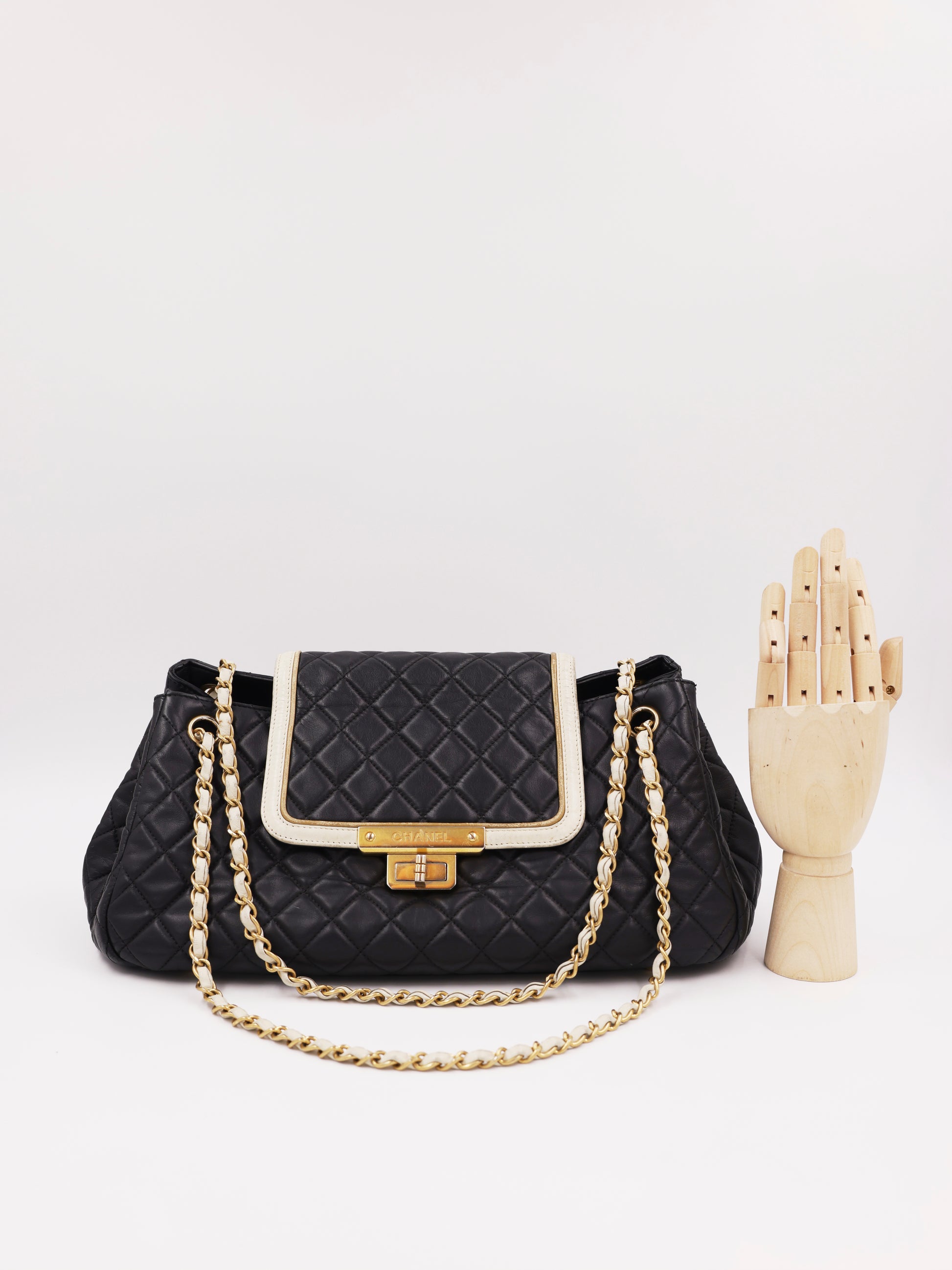 CHANEL 2.55 East West Flap Bag schwarz GHW, gesteppte Designerhandtasche mit Kettenriemen