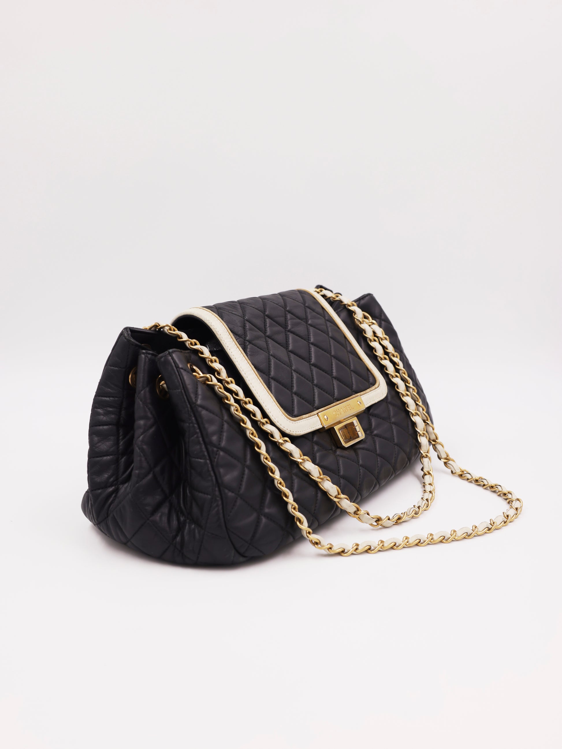 CHANEL 2.55 East West Flap Bag schwarz GHW schwarze gesteppte Handtasche mit goldfarbener Kette