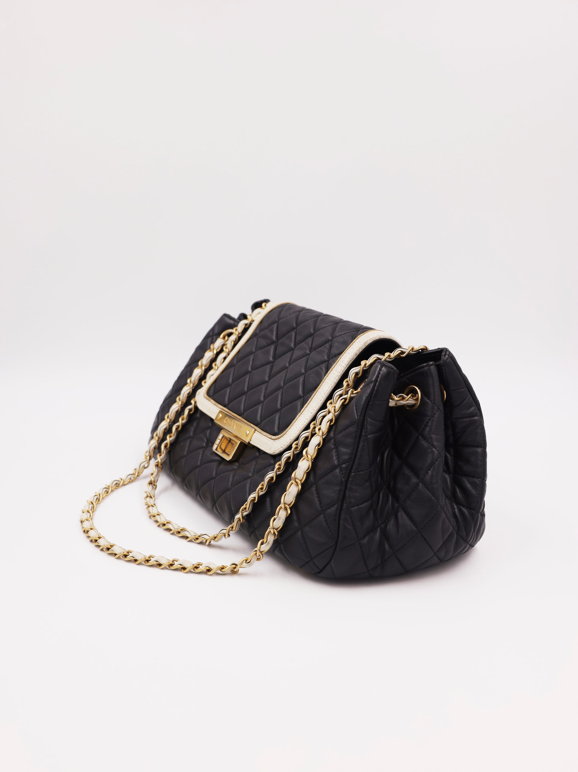 CHANEL 2.55 East West Flap Bag schwarz GHW, schwarze gesteppte Designerhandtasche mit goldfarbener Kette
