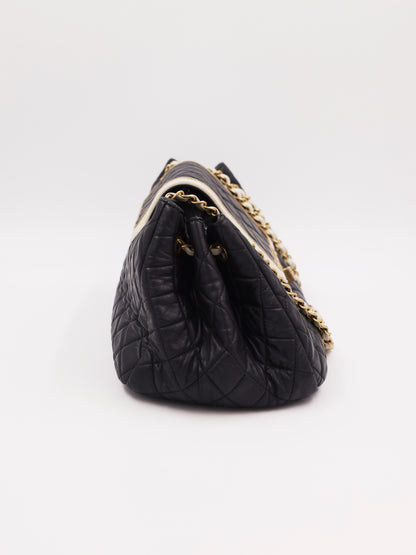 CHANEL 2.55 East West Flap Bag schwarz GHW schwarze Designerhandtasche aus zweiter Hand