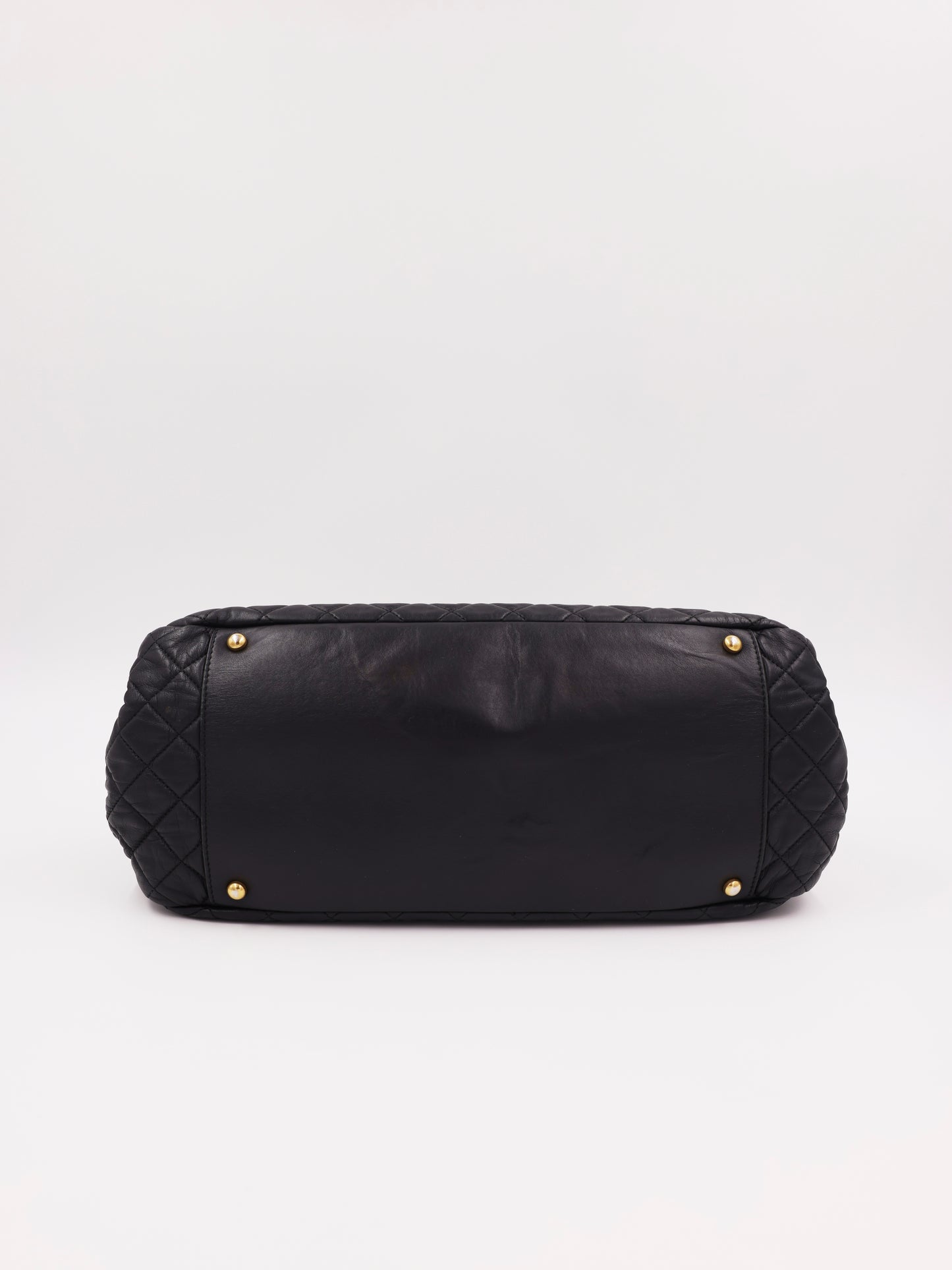CHANEL 2.55 East West Flap Bag schwarz GHW, schwarze Designerhandtasche von unten