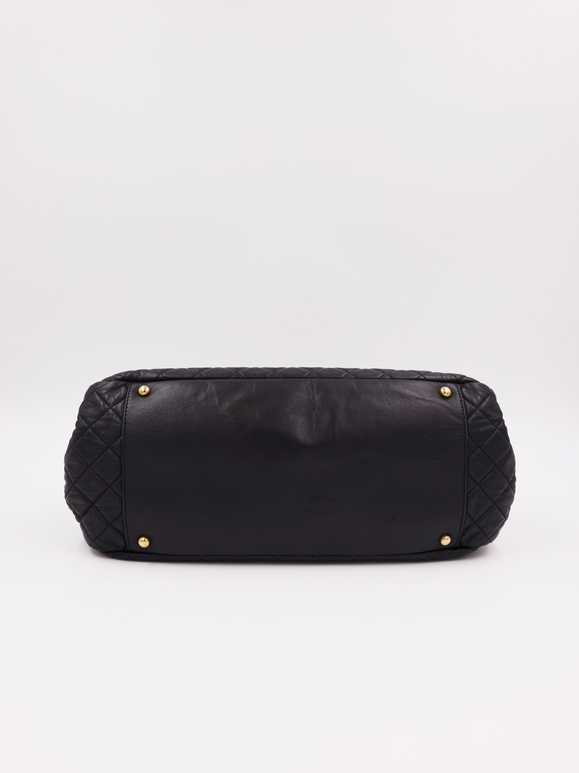 CHANEL 2.55 East West Flap Bag schwarz GHW, schwarze Designerhandtasche von unten