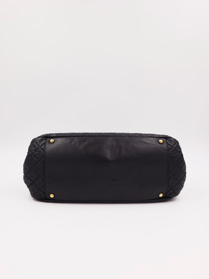 CHANEL 2.55 East West Flap Bag schwarz GHW, schwarze Designerhandtasche von unten