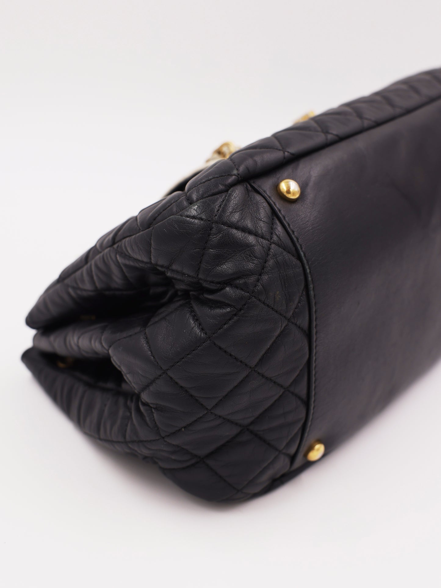 CHANEL 2.55 East West Flap Bag schwarz GHW schwarze gesteppte Designerhandtasche aus zweiter Hand
