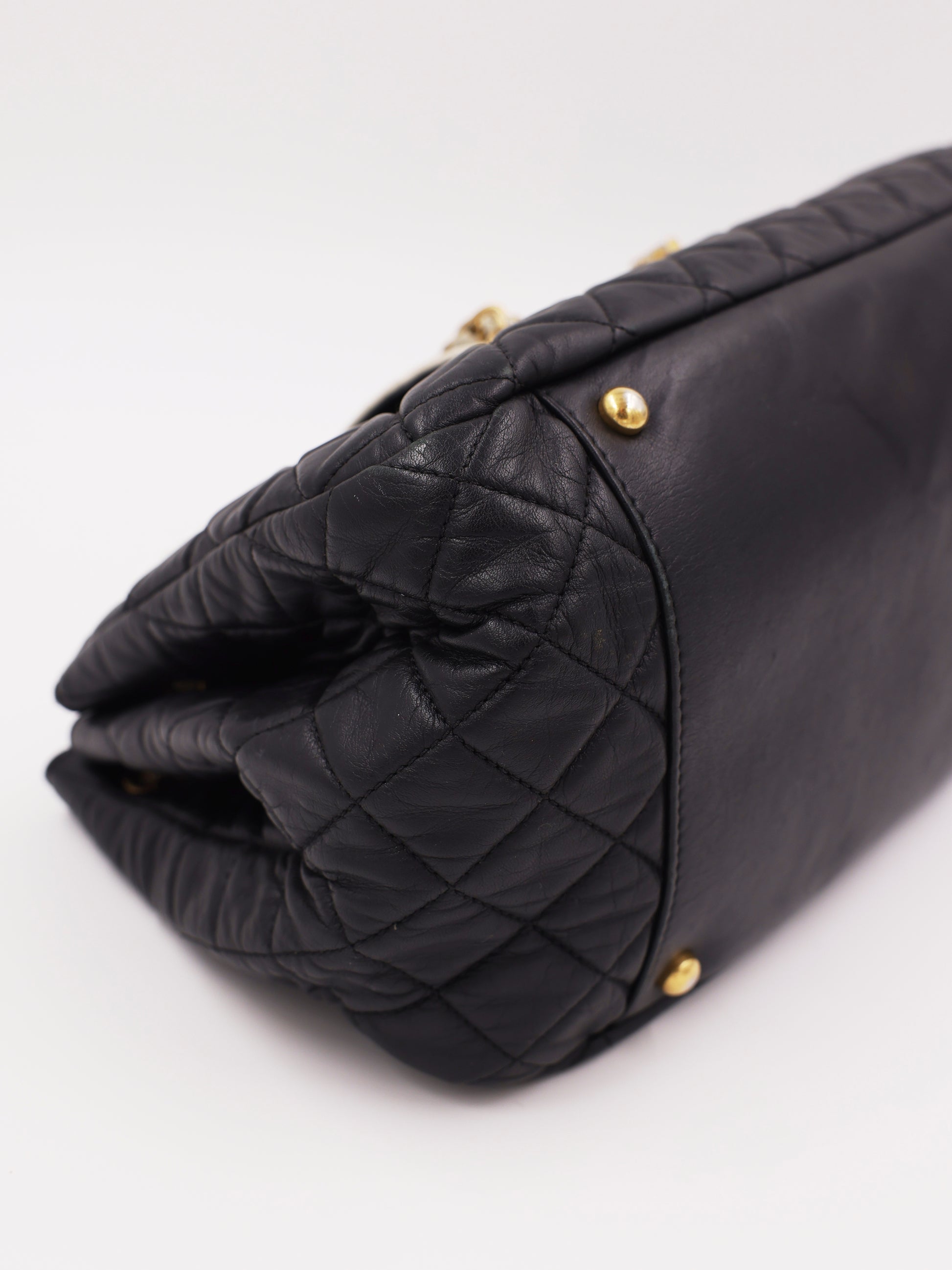 CHANEL 2.55 East West Flap Bag schwarz GHW schwarze gesteppte Designerhandtasche aus zweiter Hand
