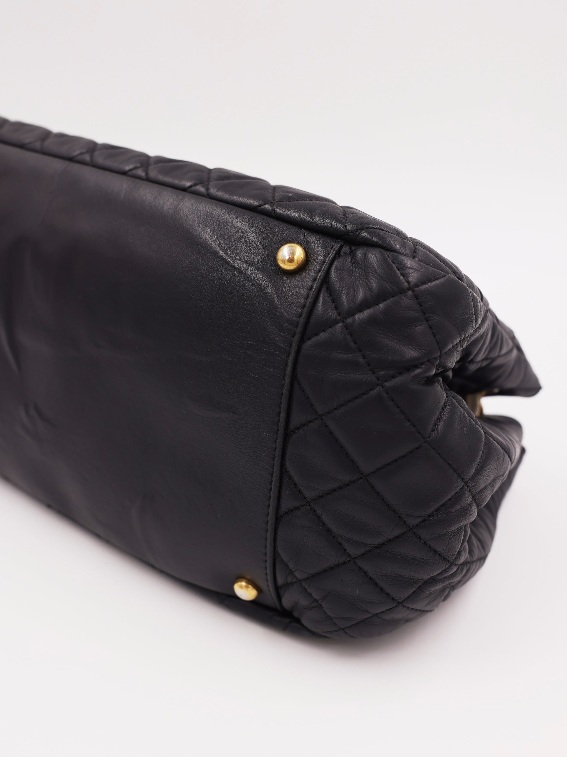 CHANEL 2.55 East West Flap Bag schwarz GHW schwarze gesteppte Designerhandtasche Detailansicht