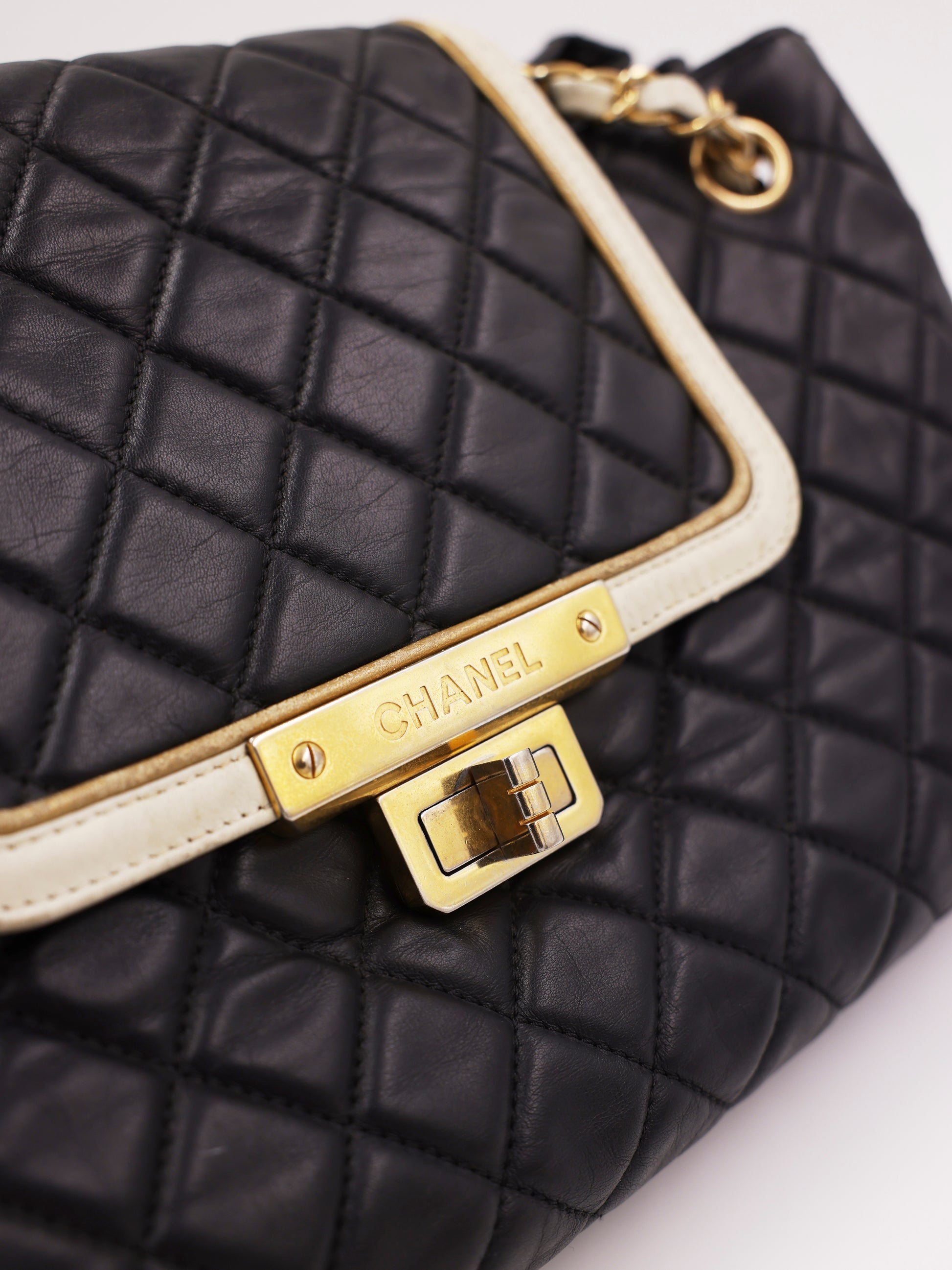 CHANEL 2.55 East West Flap Bag schwarz GHW mit goldfarbenem Verschluss und Rautenmuster