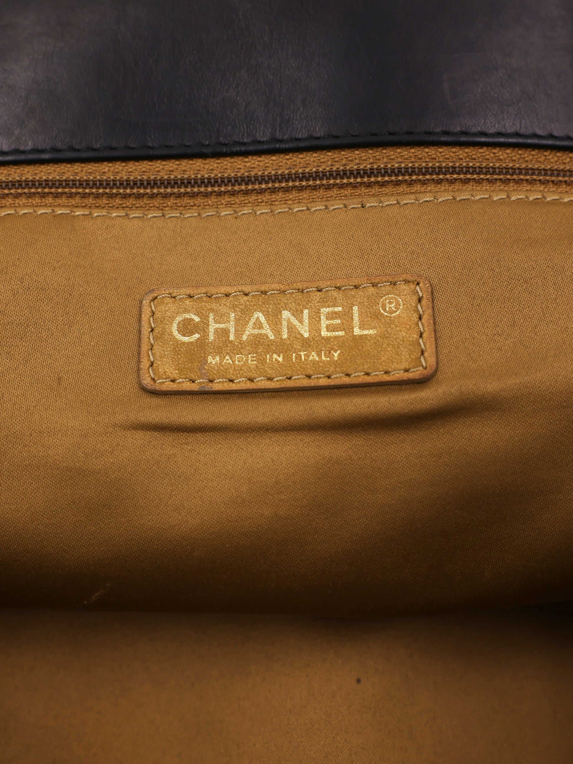CHANEL 2.55 East West Flap Bag schwarz GHW Innenansicht mit CHANEL Etikett und Lederfutter
