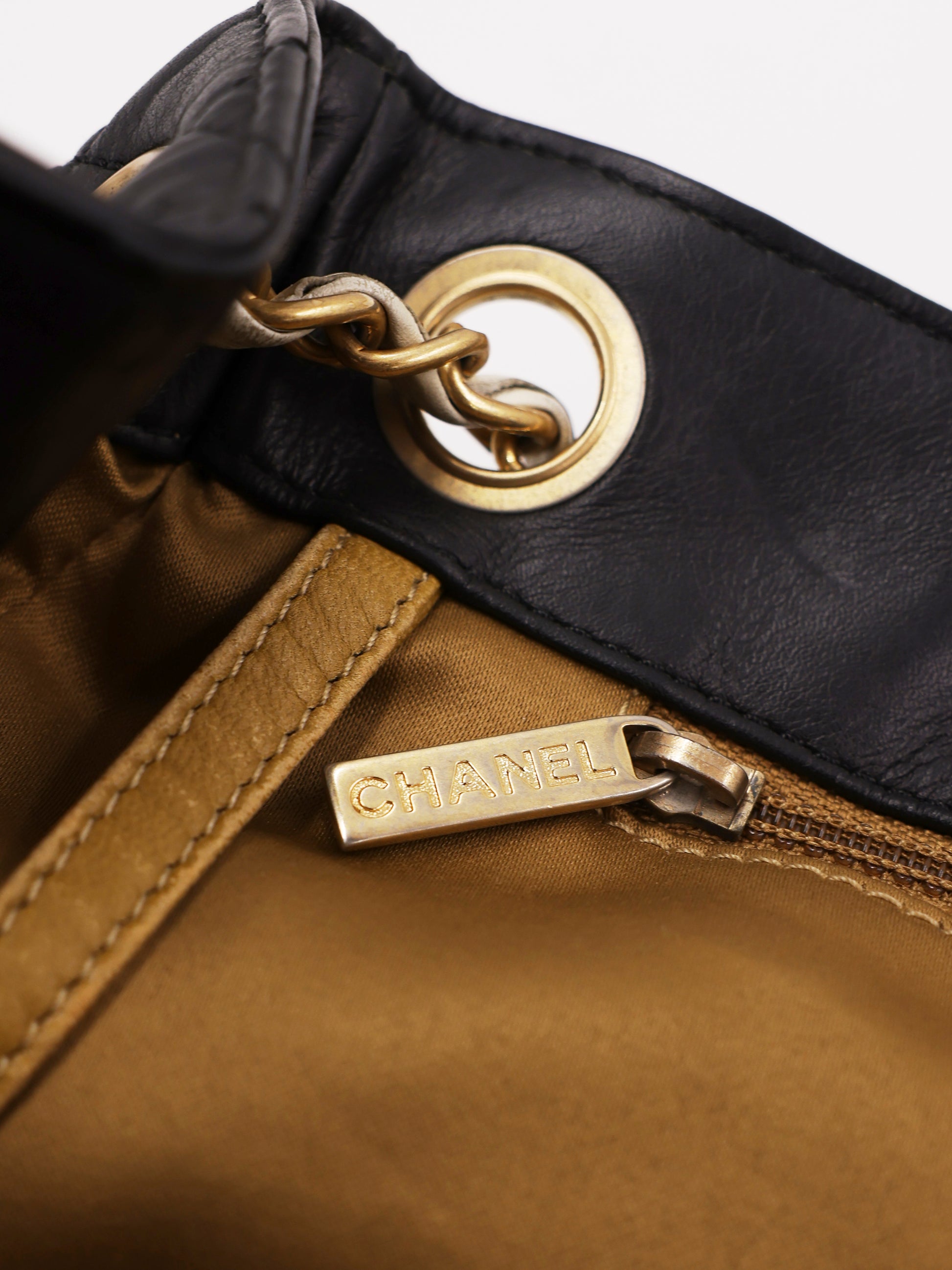 CHANEL 2.55 East West Flap Bag schwarz GHW Detailansicht mit goldfarbenem Kettenverschluss