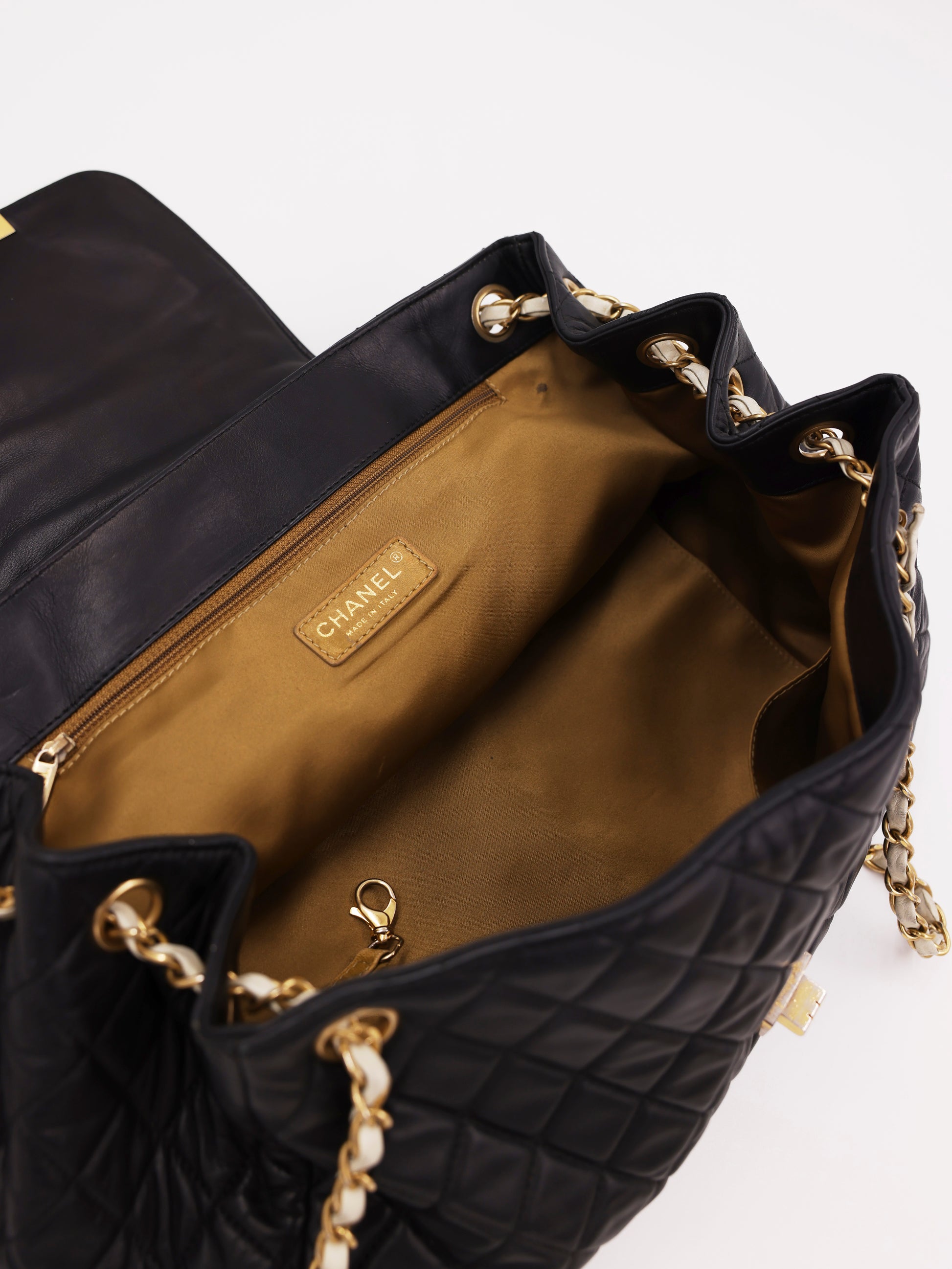 CHANEL 2.55 East West Flap Bag schwarz GHW geöffnet mit braunem Innenfutter und goldfarbener Kette