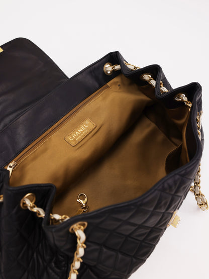 CHANEL 2.55 East West Flap Bag schwarz GHW geöffnet mit braunem Innenfutter und goldfarbener Kette