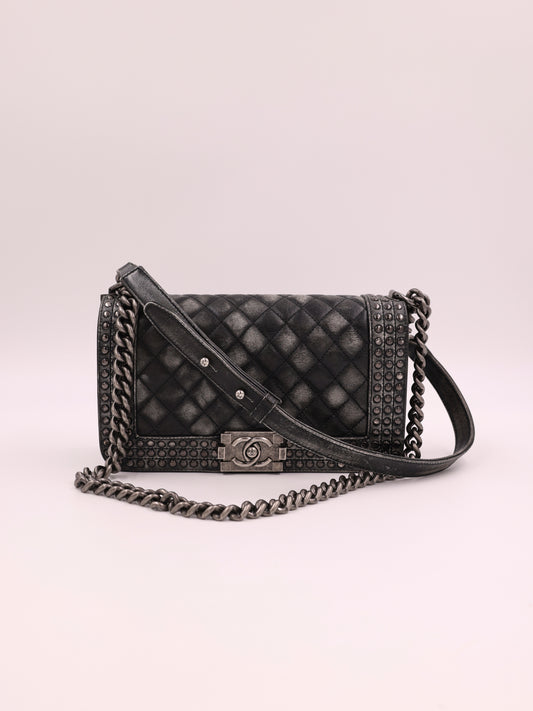 CHANEL Boy Paris-Dallas Medium SHW, schwarze gesteppte Designerhandtasche mit Kettenriemen