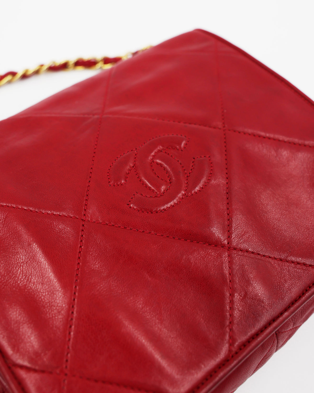 Rote gesteppte Chanel Handtasche mit eingeprägtem Doppel C Logo und goldener Kette