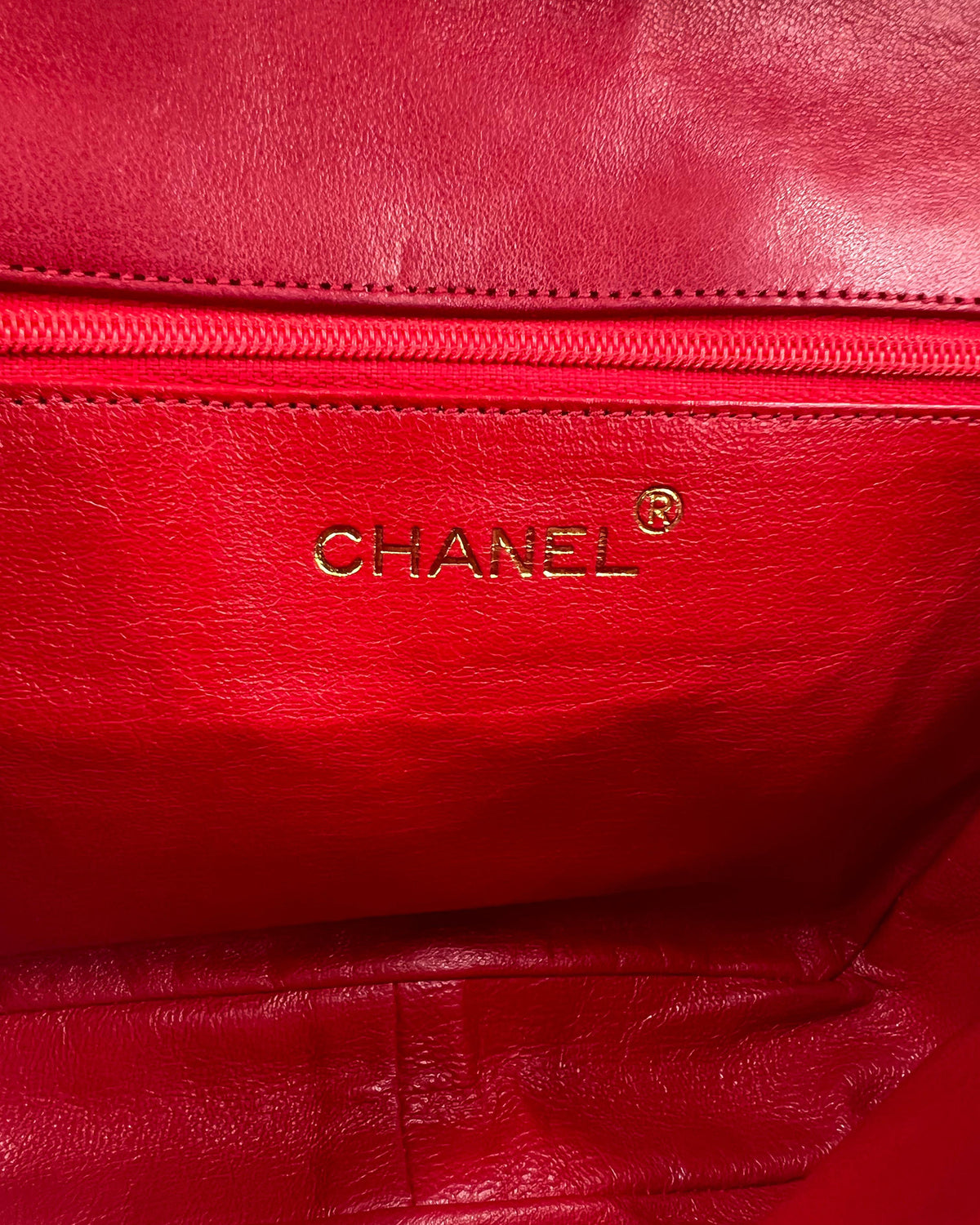 Rote Leder-Innentasche mit Reißverschluss und goldenem CHANEL Schriftzug
