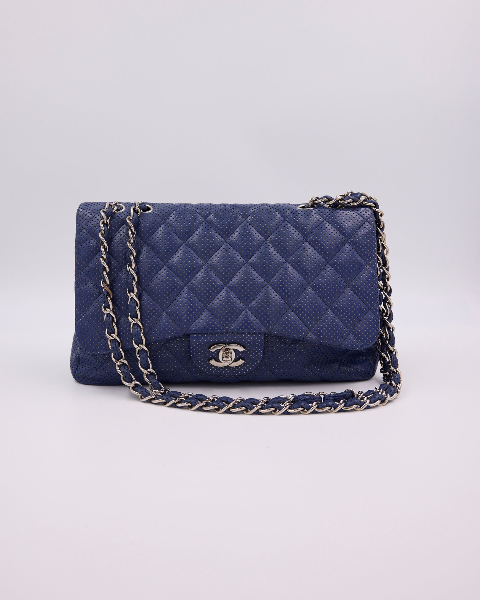 CHANEL Classic Single Flap Perforated blau SHW, blaue Designerhandtasche mit Kettenriemen und Rautenmuster