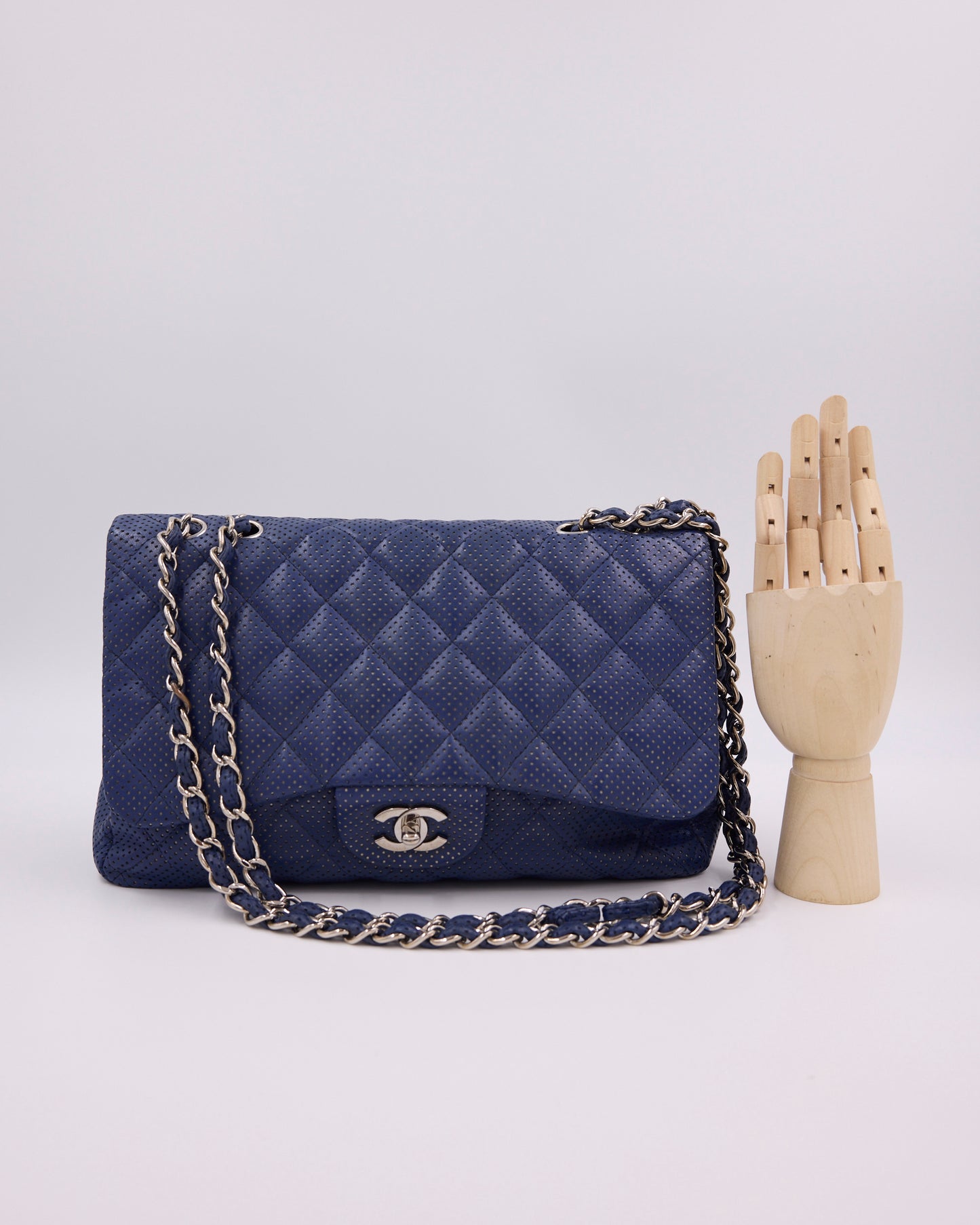 CHANEL Classic Single Flap Perforated blau SHW, blaue gesteppte Designerhandtasche mit Kettenriemen