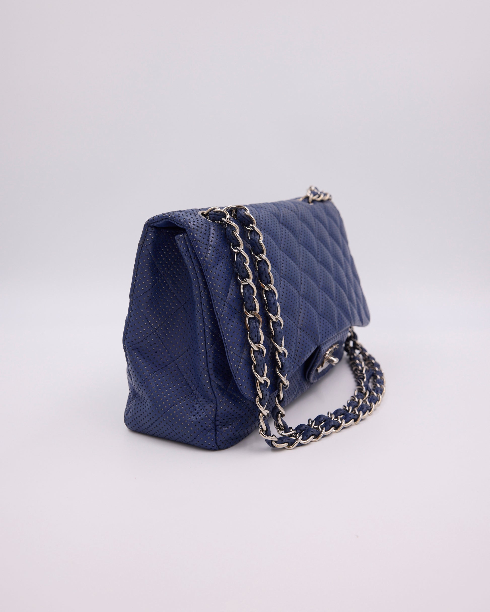 CHANEL Classic Single Flap Perforated blau SHW blaue Secondhand Designerhandtasche mit Kettenriemen