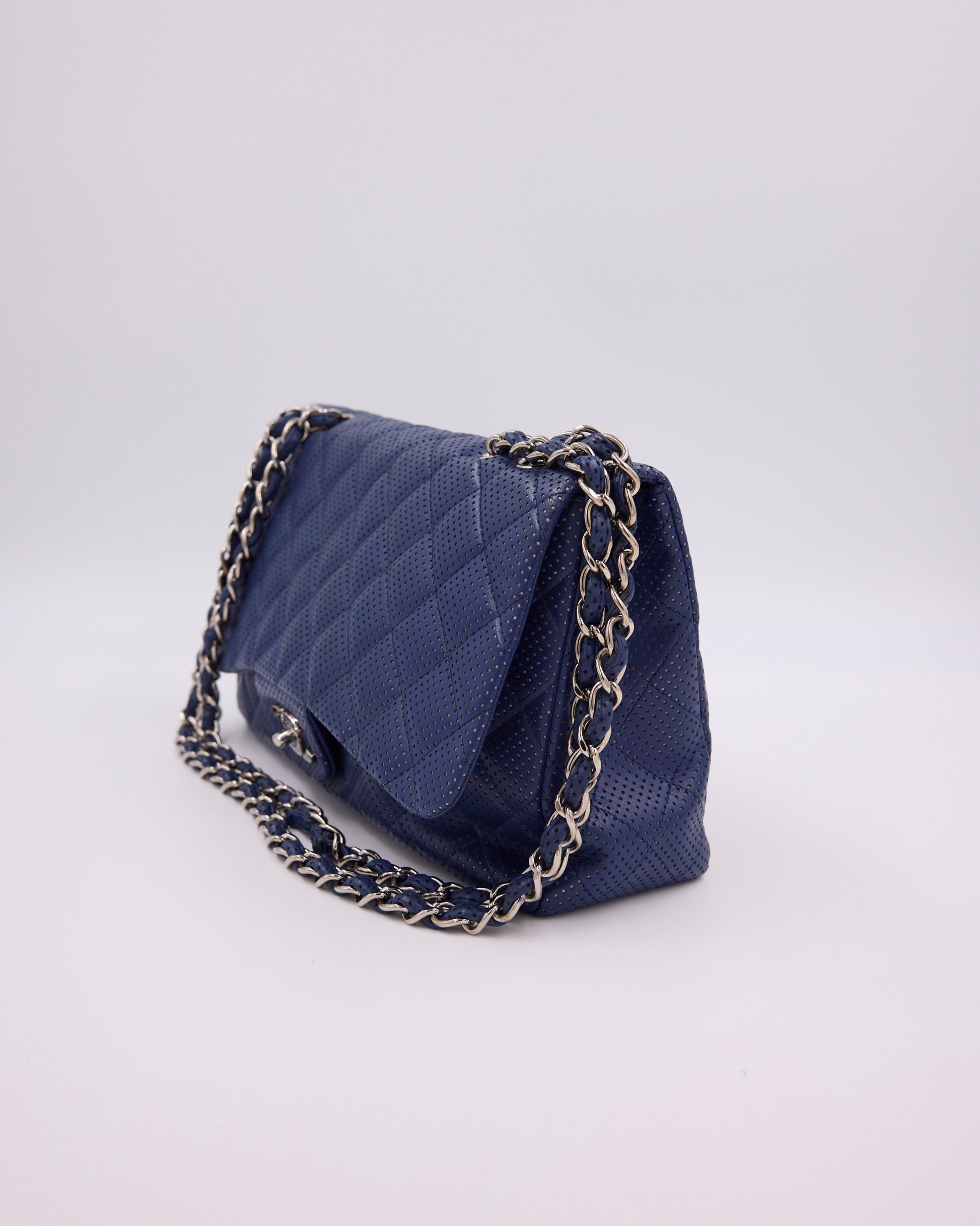 CHANEL Classic Single Flap Perforated blau SHW, blaue Designerhandtasche mit Kettenriemen