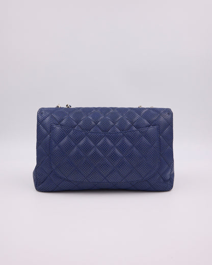 CHANEL Classic Single Flap Perforated blau SHW, blaue gesteppte Designerhandtasche aus zweiter Hand