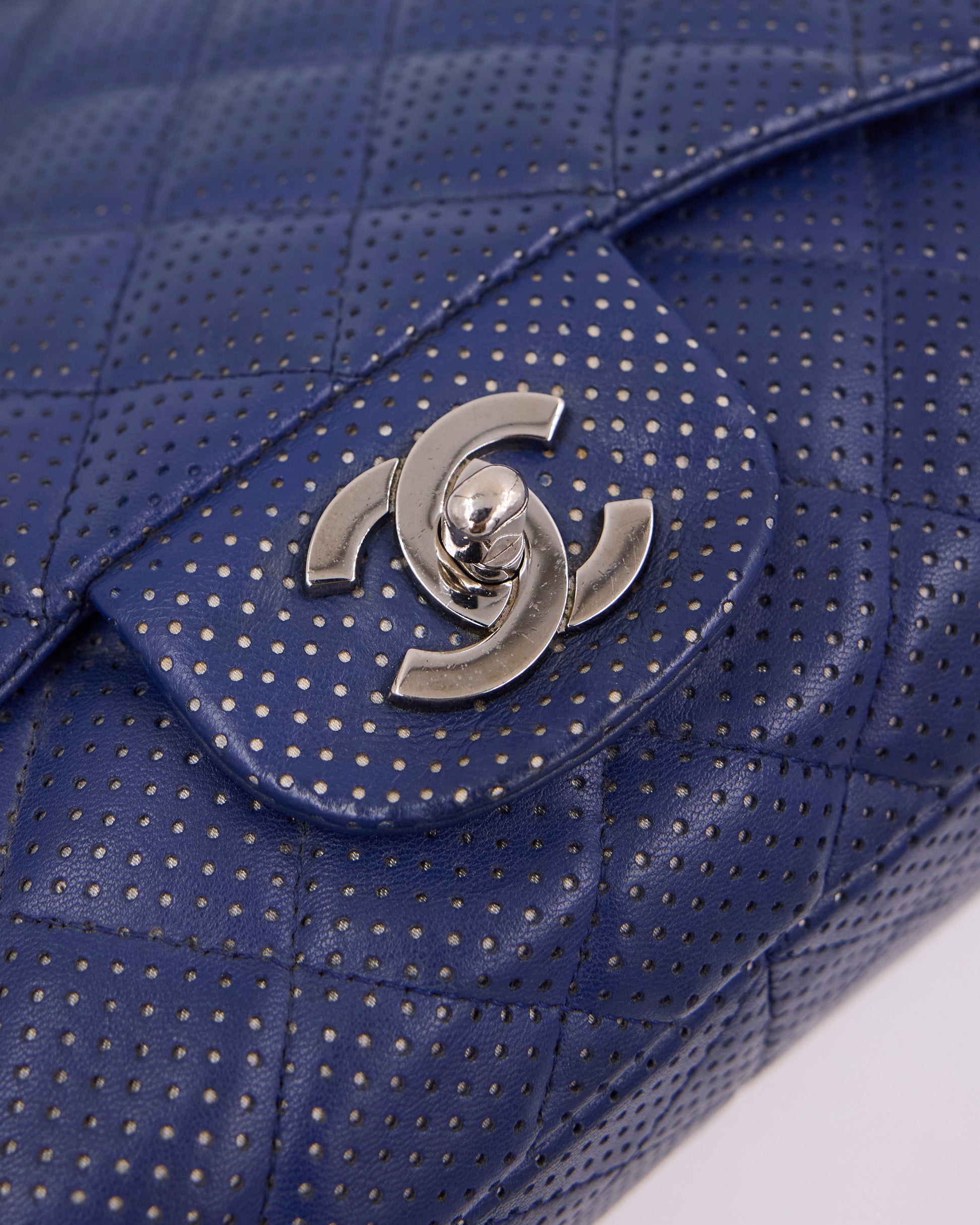 CHANEL Classic Single Flap Perforated blau SHW, Detail der perforierten Handtasche mit silberfarbenem CC-Verschluss