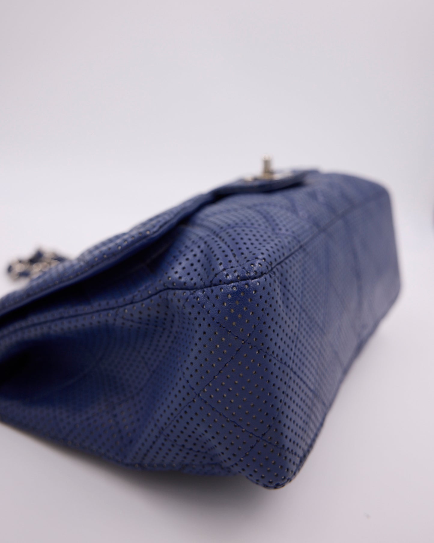CHANEL Classic Single Flap Perforated blau SHW blaue perforierte Designerhandtasche aus zweiter Hand