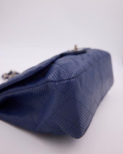 CHANEL Classic Single Flap Perforated blau SHW blaue perforierte Designerhandtasche aus zweiter Hand